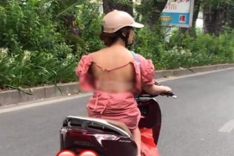 Many girls wear "cool"  When riding a motorbike, people around are prone to problems - 3