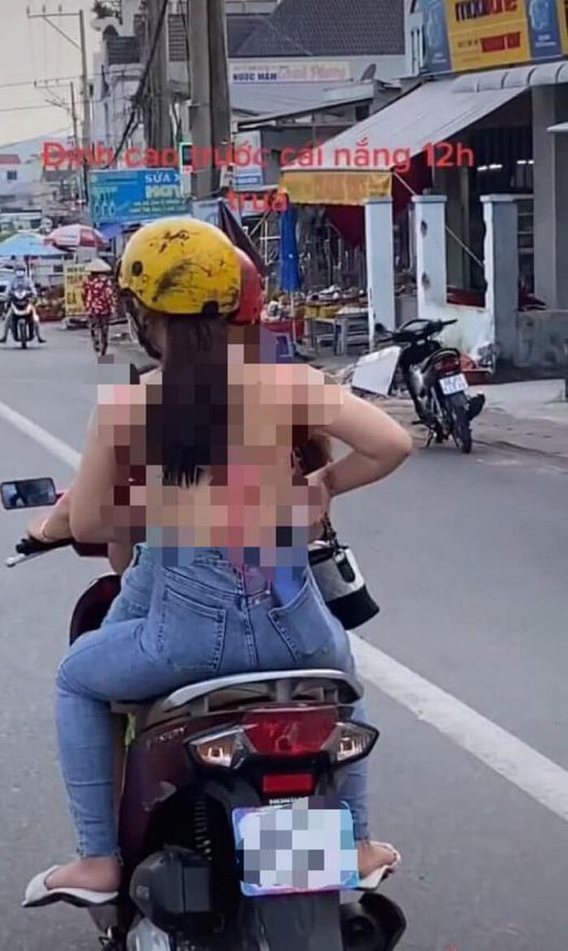 Hình ảnh cư dân mạng lan truyền về cô gái mặc gợi cảm khi ngồi xe máy.