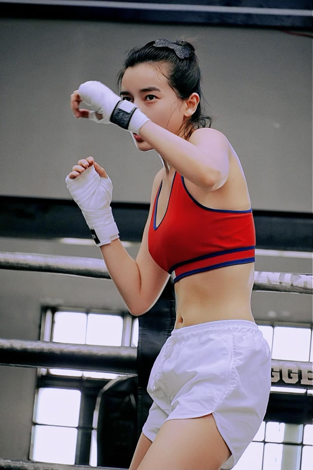 Nữ thiếu úy phim &#34;Bão ngầm&#34; có body đẹp hút hồn nhờ boxing - 8