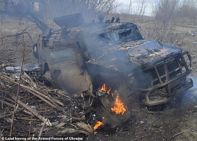 Môt xe quân sự bị phá hủy ở&nbsp;Chernihiv, Ukraine.