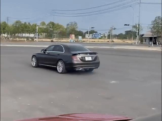 Ô tô - Clip: Lamborghini "chạy bằng cỏ" quyết dí Mercedes không chịu buông tha