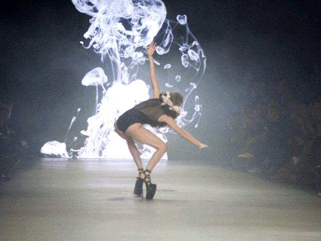 Tranh vui - Những tình huống khiến các người đẹp "cười ra nước mắt"