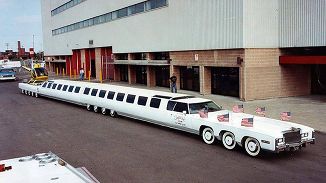 Bên trong chiếc limousine dài nhất thế giới còn có cả bể bơi và một bãi đỗ cho trực thăng
