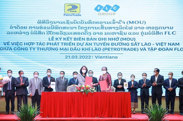 Mới đây, tập đoàn FLC và Petro Trade Lào ký kết cùng hợp tác để tiến hành các hoạt động cần thiết cho việc đầu tư, xây dựng, phát triển Dự án đường sắt Viêng Chăn - Vũng Áng, đoạn từ Cảng Vũng Áng (tỉnh Hà Tĩnh) đến Cửa khẩu Cha Lo thuộc tỉnh Quảng Bình (Việt Nam).
