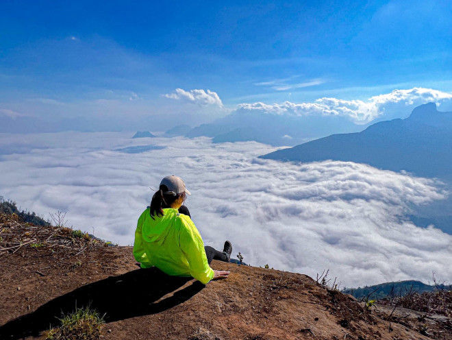 Holding 3 million while climbing Lao Than mountain and hunting clouds as beautiful as a fairy scene - 3