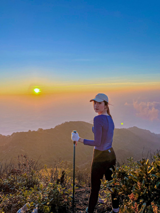 Holding 3 million while climbing Lao Than mountain and hunting clouds as beautiful as a fairy scene - 15