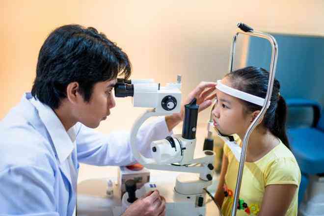 Cần đưa trẻ đi khám khi có các vấn đề về mắt.