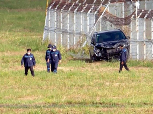 Tin tức trong ngày - Xe chở đồ đánh golf tông văng hàng rào an ninh sân bay Tân Sơn Nhất