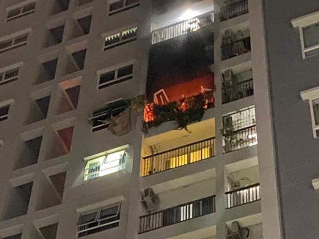 Tin tức trong ngày - Lửa bao trùm căn hộ chung cư ở TP.HCM, 2 người chết