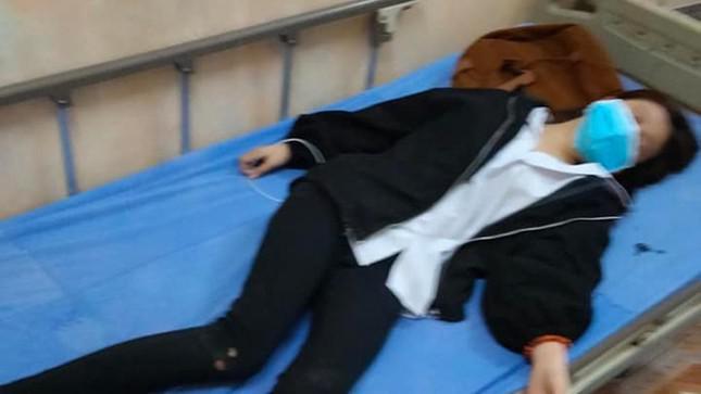 Nữ sinh Trường THPT Nguyễn Huệ (huyện Kiến Thụy, TP Hải Phòng) nhập viện sau khi bị bạn đánh hội đồng.
