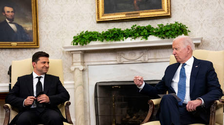 Tổng thống Ukraine Volodymyr Zelensky (trái) và Tổng thống Mỹ Joe Biden (phải) trong cuộc hội đàm vào tháng 9-2021. Ảnh: RT