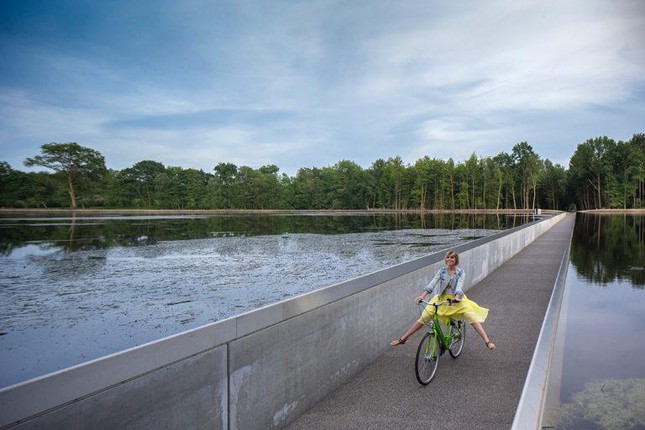 Cycling Through Water: Cycling "chill"  with a view of clouds and water on the most beautiful road in Belgium - 4