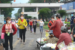 Video: Muôn cách vượt khó của người lao động nghèo trước 'bão giá xăng'