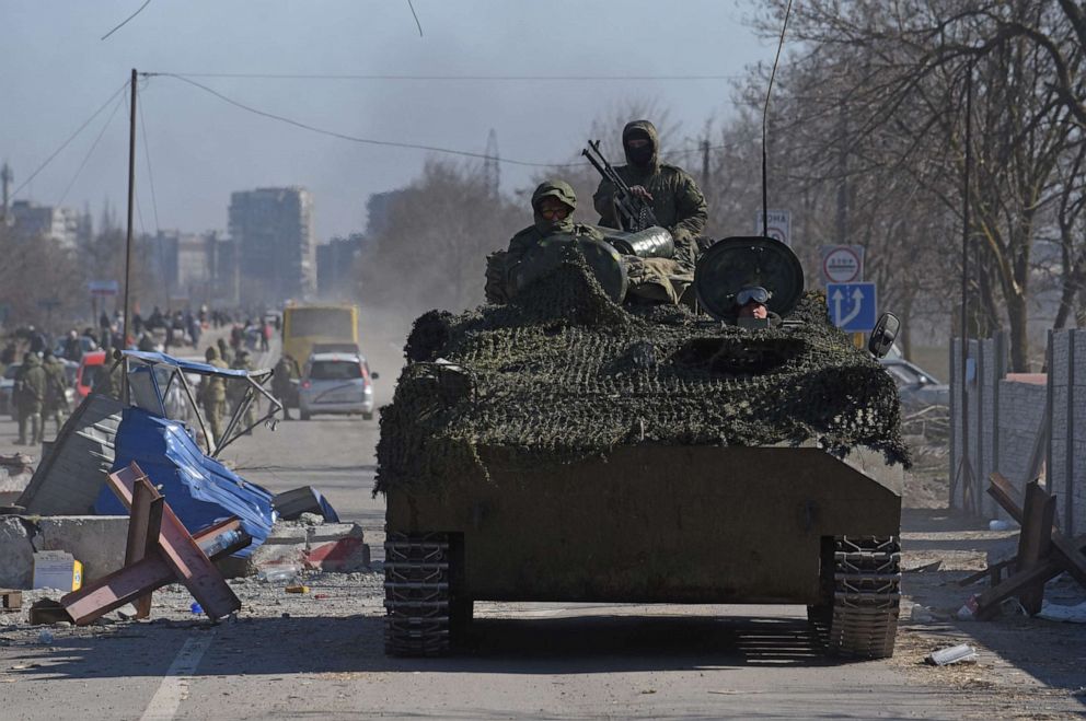 Xe quân sự của lực lượng thân Nga tham gia bao vây Mariupol. Ảnh chụp ngày 19.3.2022.