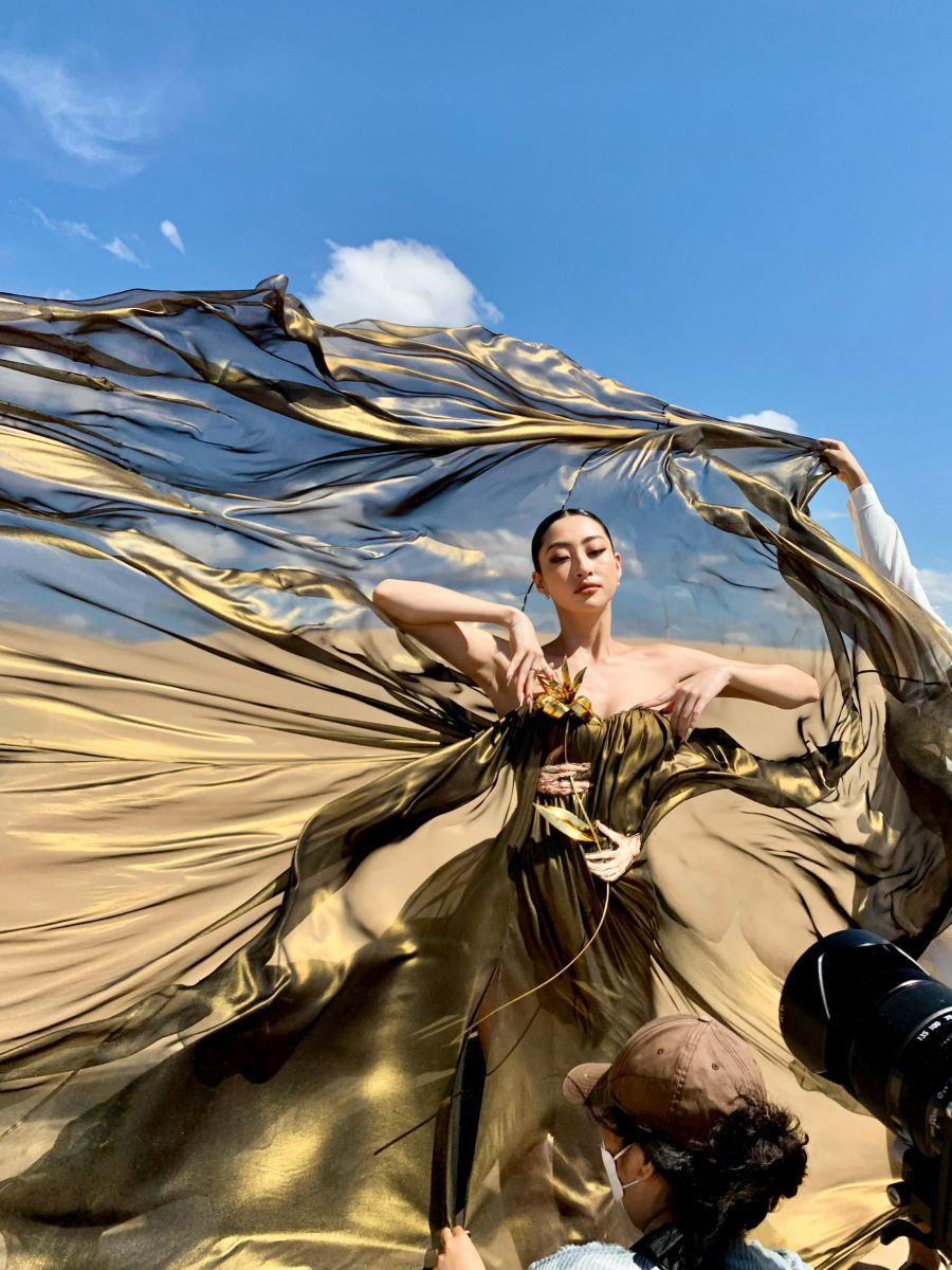 Hoa hậu Lương Thùy Linh khiến người hâm mộ trầm trồ với điệu múa trên đồi cát.