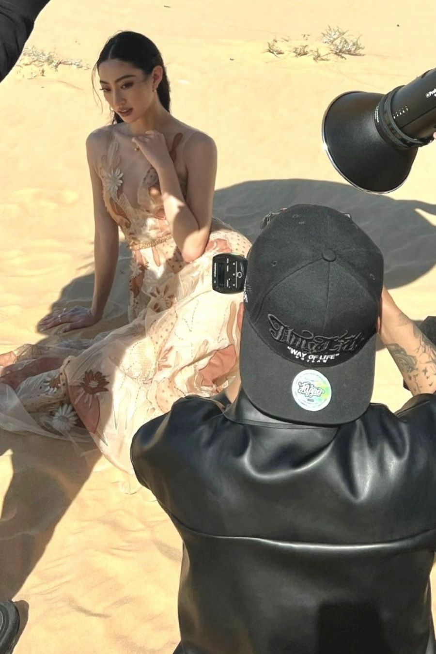 Lương Thùy Linh diện váy Lê Thanh Hòa, phơi nắng nhiều giờ giữa đồi cát - 3