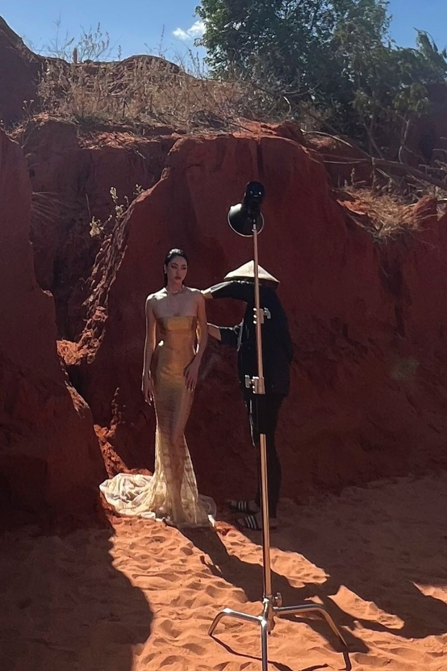 Lương Thùy Linh diện váy Lê Thanh Hòa, phơi nắng nhiều giờ giữa đồi cát - 5