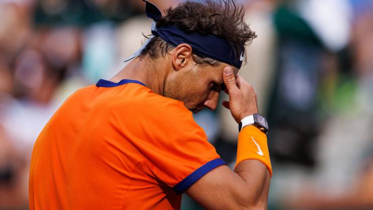 Nadal bị rạn xương sườn phải nghỉ 4 tới 6 tuần