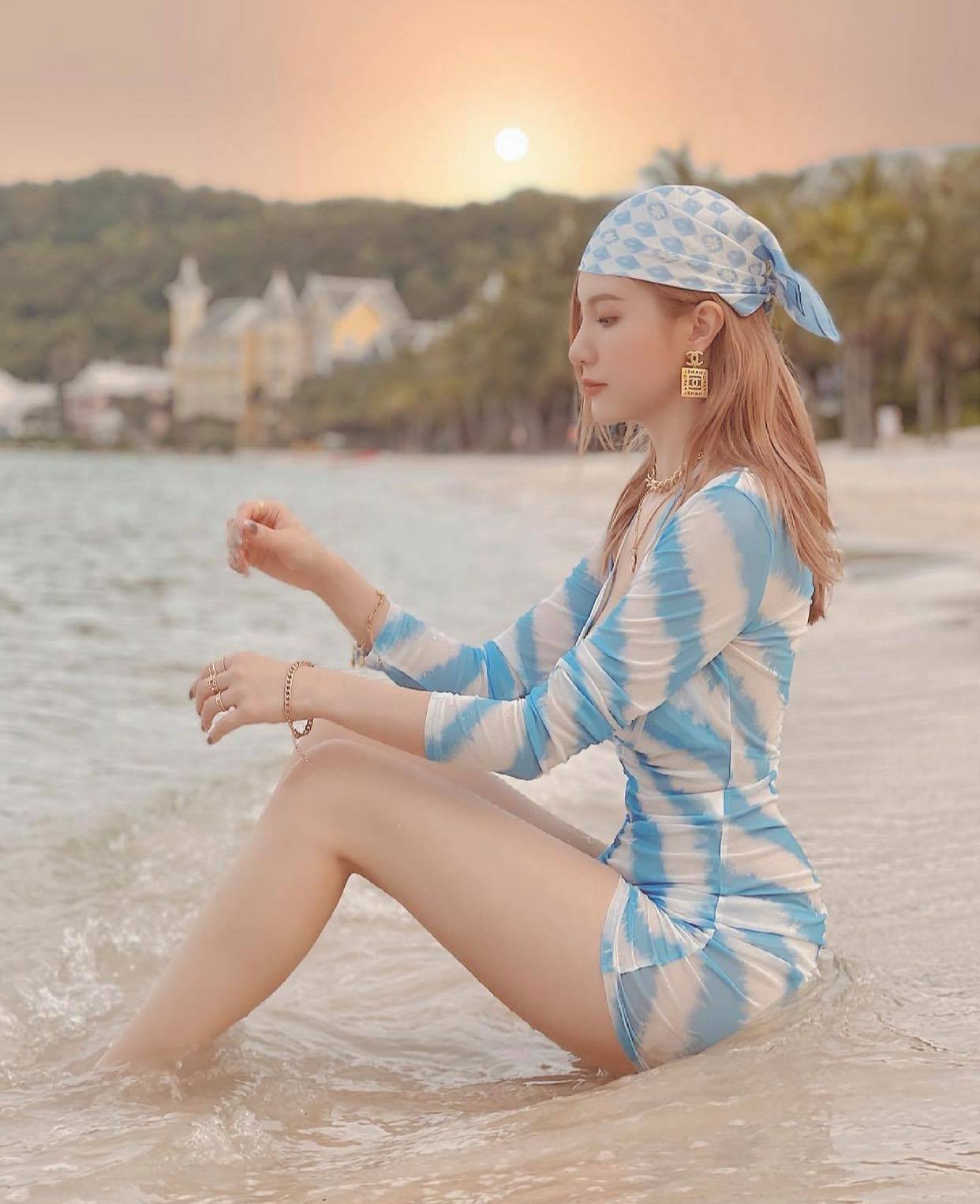 The girl's hot beach fashion makes Tuan Hung " hard-working&# 34;  - 7