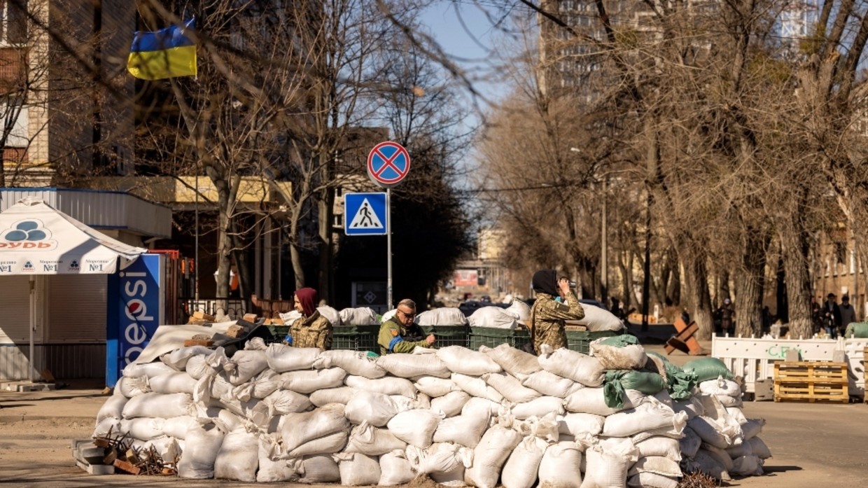 Quân đội Ukraine lập chốt phòng thủ ở Kiev (ảnh: RT)