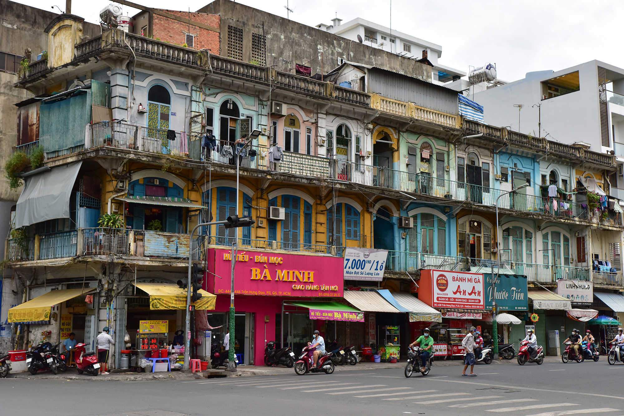 Chung cư 440 Trần Hưng Đạo (quận 5, TP.HCM) được xây dừng từ thời chống Pháp, có quy mô gồm trệt, lửng, 2 lầu, sân thượng, mái bê tông cốt thép.