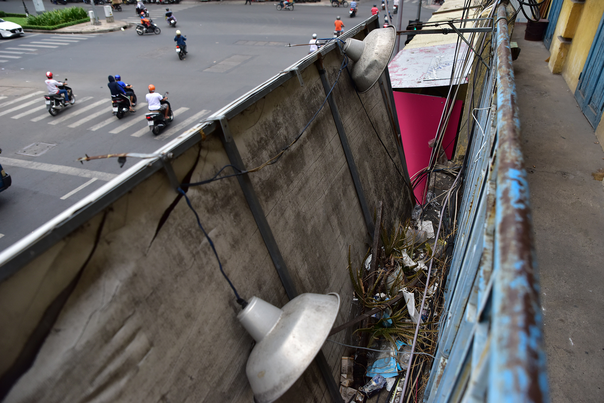 Rác đọng lại ngập ngụa tại vị trí giữa bảng hiệu tầng trệt và tầng 1.