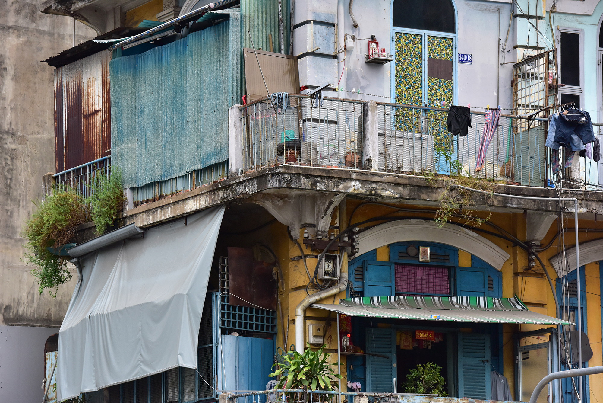 Một số căn cơi nới không gian sống trước ban công, che chắn mưa nắng bằng tôn, bạt lụp … gây mất an toàn, mỹ quan đô thị. Mặc dù nhiều lần có thông báo du dời khẩn cấp những các hộ dân đang sống tại đây vẫn chưa đồng ý với lý do đền bù chưa thoả đáng.