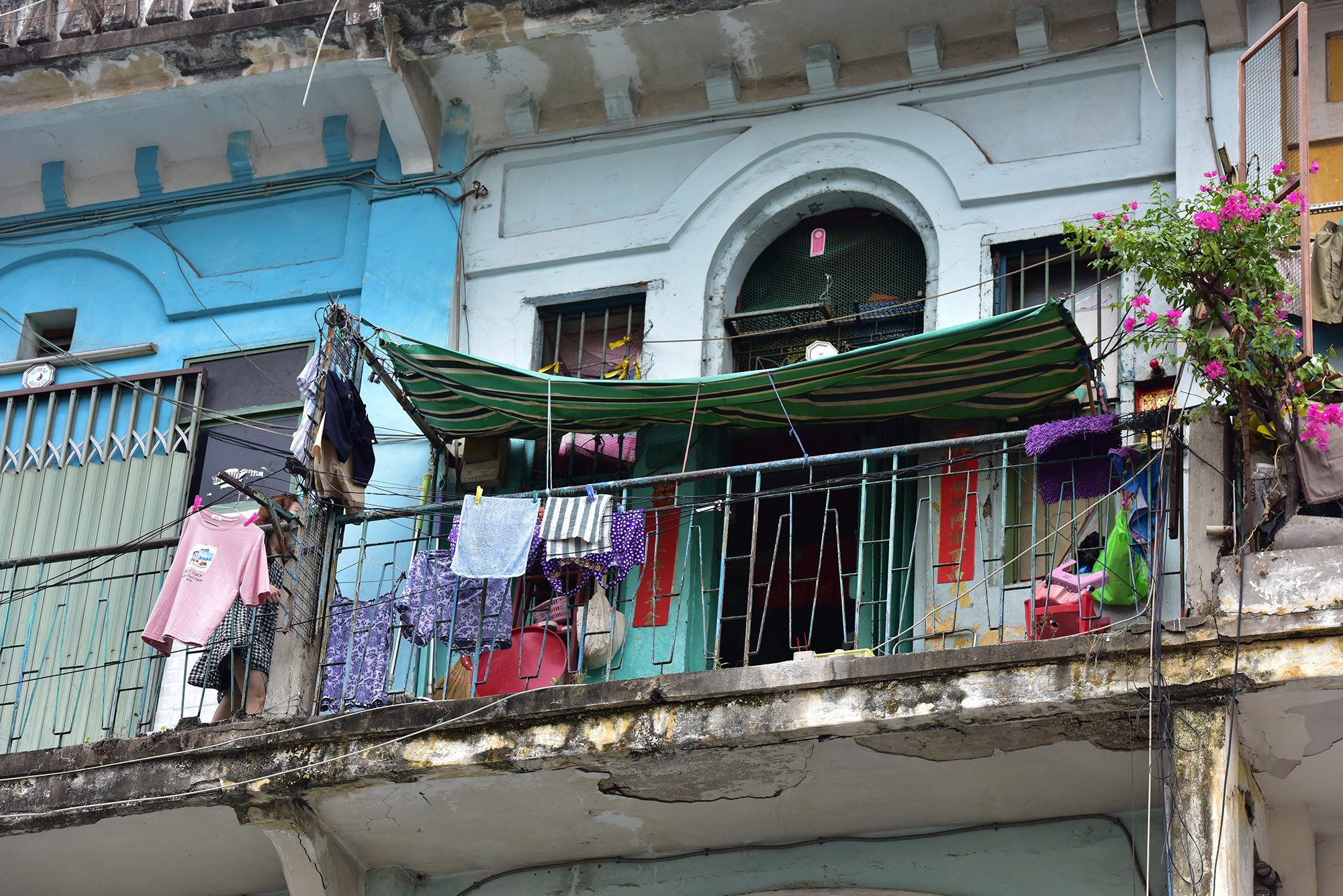 Theo các hộ dân, họ không đồng thuận chuyển đến tạm cư ở chung cư tại quận 6, đề nghị nhà nước chi tiền để gia đình tự thuê nơi khác tạm cư và tính đơn giá bồi thường các căn hộ thuộc sở hữu tư nhân một cách thoả đáng. Do hai bên chưa tìm được tiếng nói chung nên sự việc kéo dài nhiều năm qua khiến chung cư càng thêm xuống cấp, gây nguy hiểm cho người sinh sống và những nhà bên cạnh.