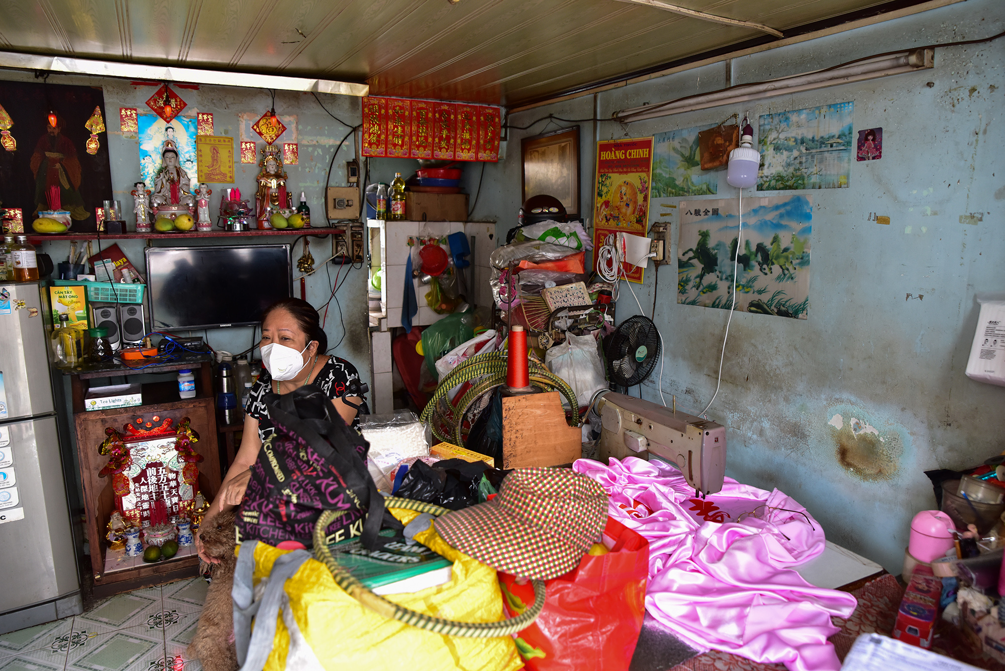 Các căn hộ ở đây phần lớn đều có diện tích 16m2, khoảng 40 năm trước không có nhà vệ sinh. Sau này khi được cải tạo lại nhiều nhà mới làm thêm nơi tắm rửa, vệ sinh, bếp. Trong căn nhà nhỏ hẹp, bà Trần Nghi Nhạn phải cơi nói thêm gác xép để ở. “Thời điểm trước lúc đông nhất gia đình có 8 người cùng sinh sống. Hiện con cháu đã chuyển ra bớt nên còn 3 người ở” người phụ nữ 64 tuổi cho hay.