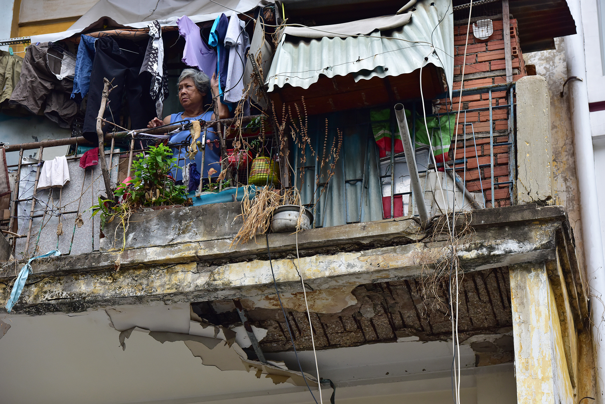 Nhiều cư dân đang sống tại chung cư này cho biết nếu đền bù thoả đáng thì sẽ di dời ngay vì cảm thấy bất an khi sống tại chung cư ngày càng xuống cấp trầm trọng, nguy hiểm này. Tại căn số 440/10 ở tầng 2 của gia đình bà Hà Thị Bảy, mảng lớn trần tầng dưới bị bung lòi cốt sắt tét gỉ, tách thanh dầm gây nguy cơ đổ sập bất cứ lúc nào.