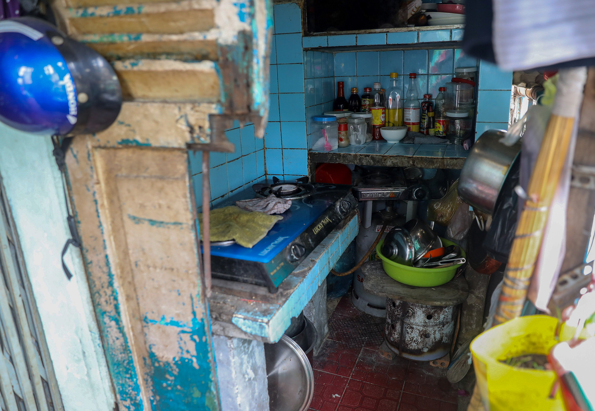 Do nằm cuối dãy, gia đình bà Bảy tận dụng thêm phần góc ban công làm chỗ phơi đồ, nhà bếp với diện tích khoảng 1m2, vừa đủ một người đứng nấu.