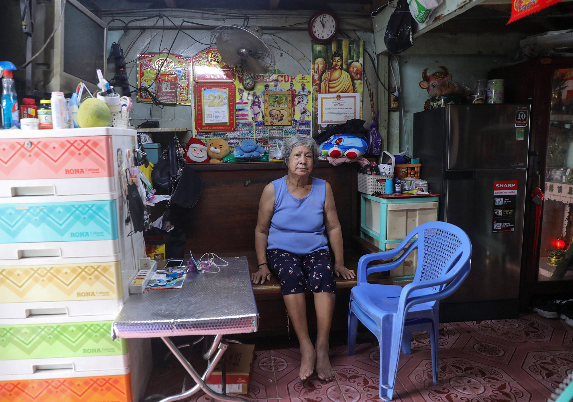 “Căn nhà diện tích 16m2 này là không gian sinh sống của 6 người hơn 40 năm nay. Ban ngày thì đỡ nhưng buổi tối con cháu về hết thì chật chội lắm”, bà Bảy nói.