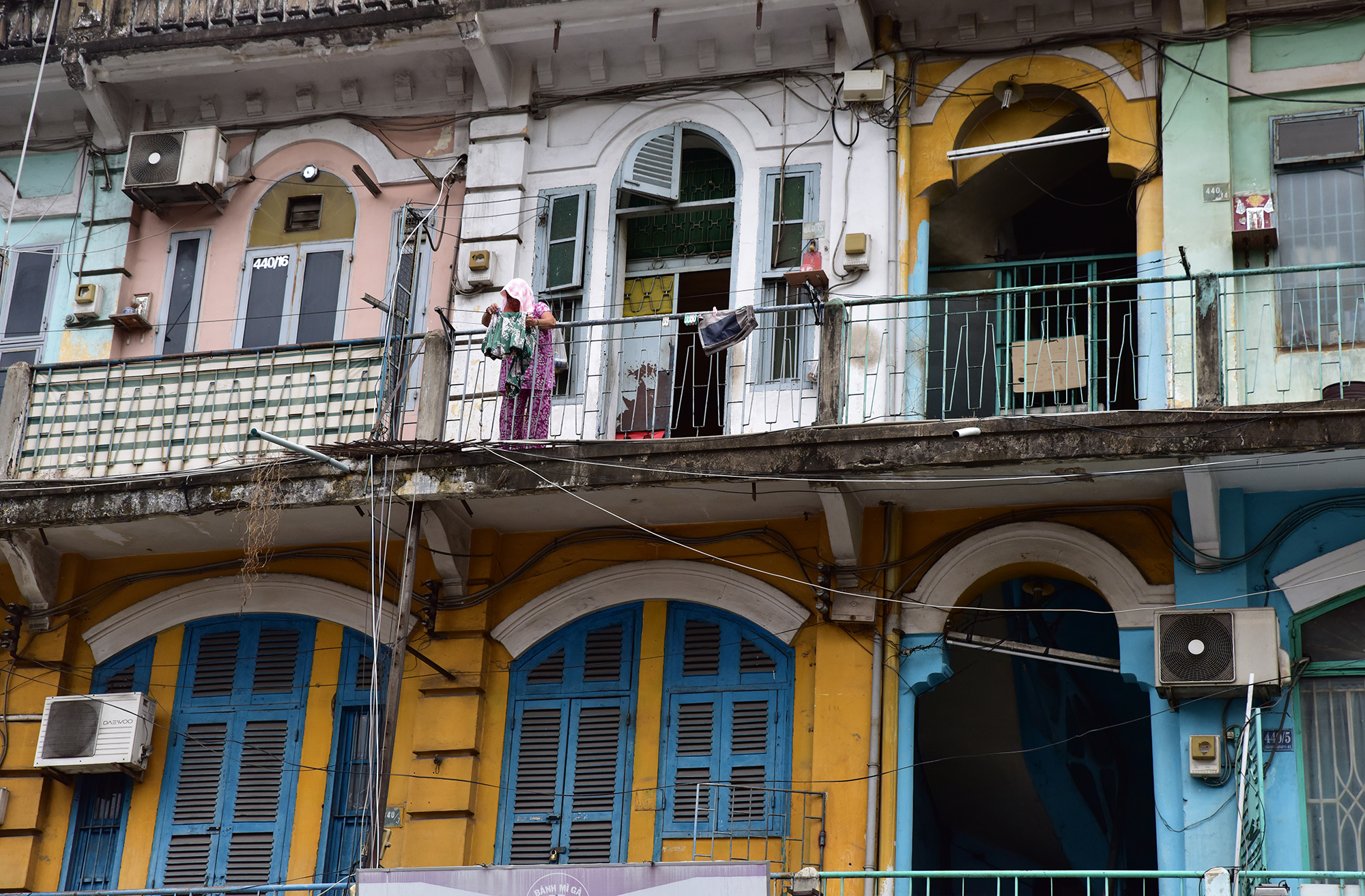 Mới đây, Sở Xây dựng có công văn gửi UBND TP.HCM về việc di dời khẩn cấp các hộ dân để tháo dỡ. Hiện có 23 hộ đang sinh sống tại đây.