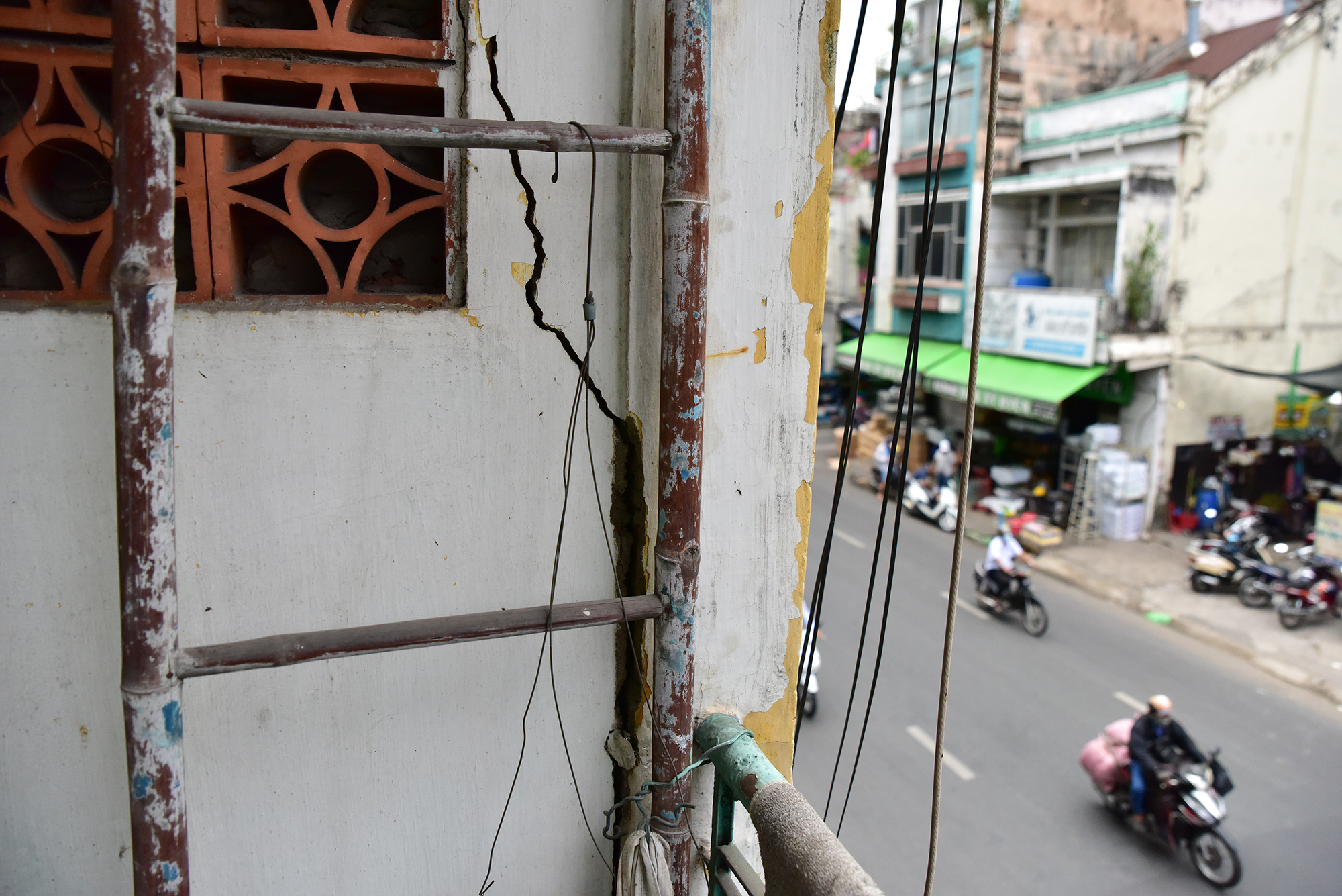 Sở Xây dựng TP.HCM nhận định, mặc dù nhìn kết cấu bên ngoài chung cư có cảm giác chắc chắn, hiện trạng bên trong và tổng thể đang nguy hiểm, khả năng sụt lún rất cao.