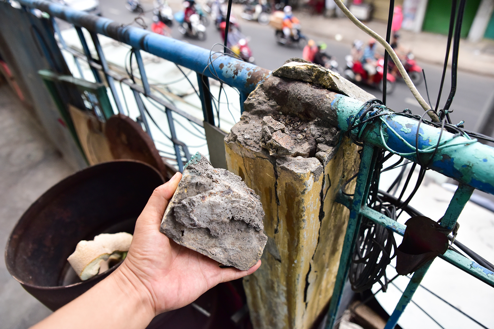 Ngoài rất nhiều mảng trần bong tróc, tường nứt toác, các trụ lan can ban công cũng bị rơi rụng từng khối, lòi sắt gỉ sét.