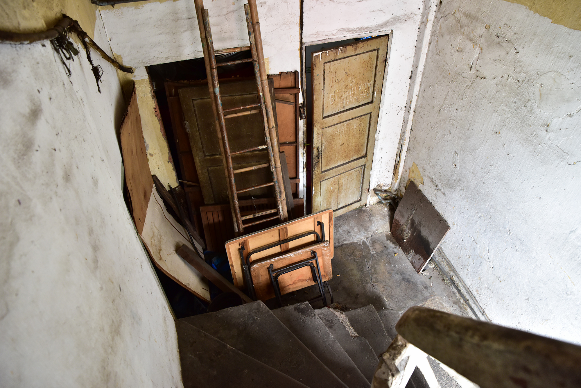 Khu vệ sịnh chung các tầng dừng hoạt động, trở thành chỗ để đồ đạc gây nhếch nhác, chật chội.