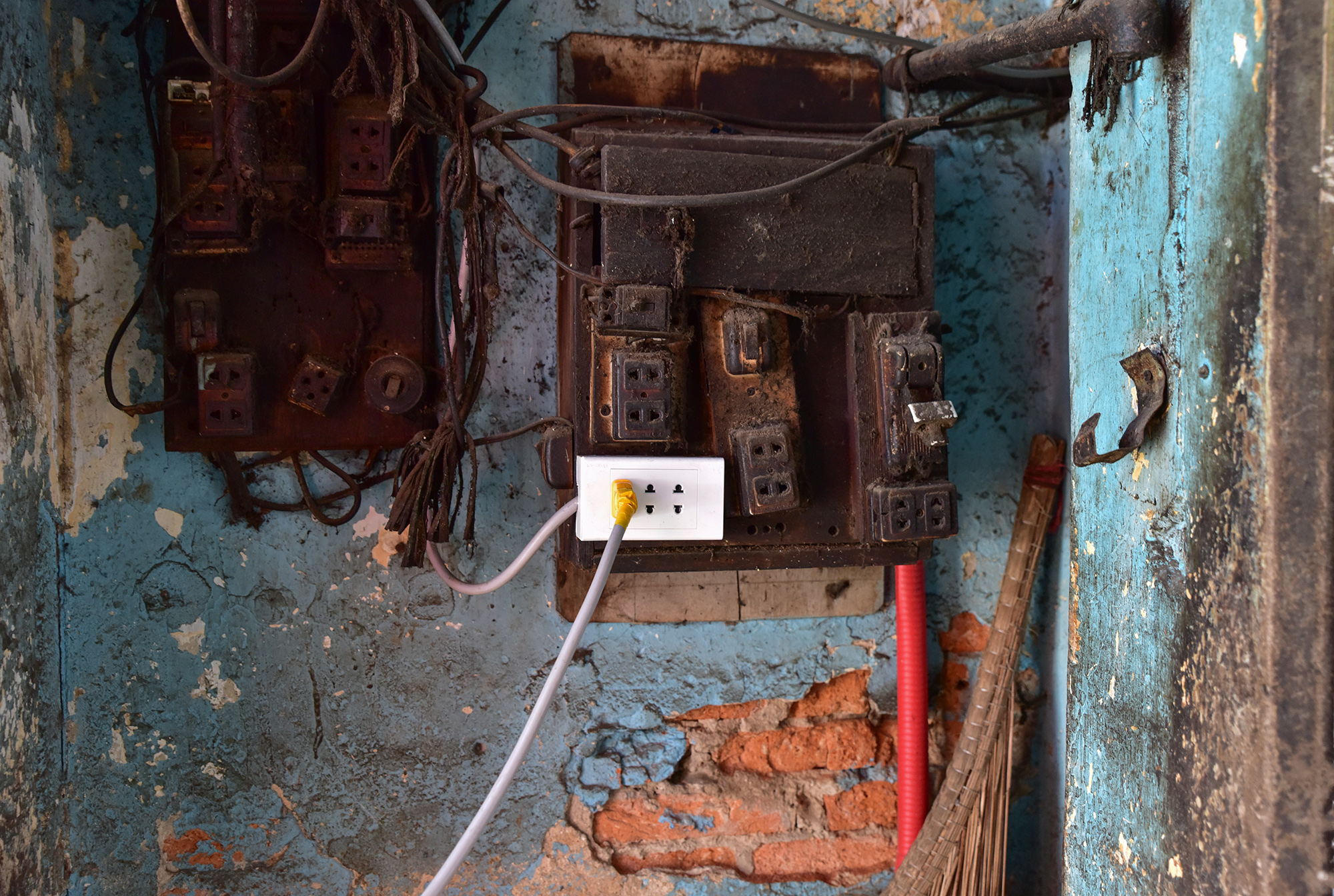 Hệ thống điện đã cũ nát, nhiều khu vực chằng chịt, bám đầy mạng nhện, tiềm ẩn nguy cơ cháy nổ.