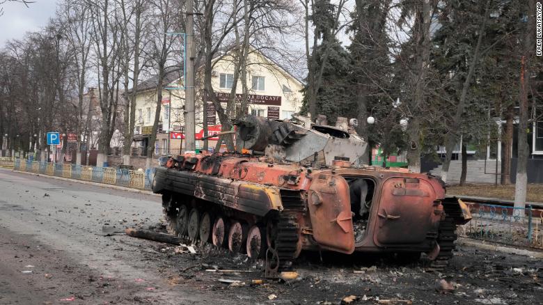 Một xe bọc thép bị phá hủy ở Makariv, ngoại ô Kiev.