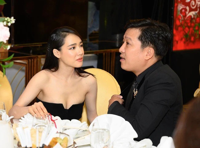Lần hiếm hoi Nhã Phương o ép ngực đầy xuất hiện trong một sự kiện cùng Trường Giang.&nbsp;
