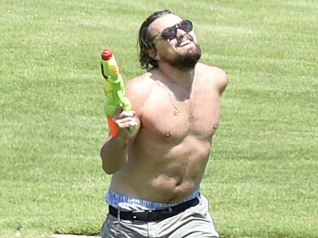 Làm đẹp - Tài tử Titanic không còn "béo trục béo tròn" khi nắm tay bạn gái kém 23 tuổi dạo phố