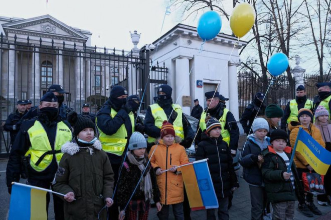 Người dân tham gia một cuộc biểu tình phản đối trước Đại sứ quán Nga ở thủ đô Warsaw vào ngày 12-3. Ảnh: EPA-EFE
