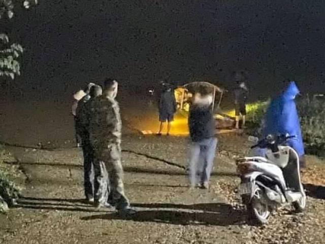 Tin tức trong ngày - Lật đò, 2 mẹ con mất tích, 4 người thoát nạn