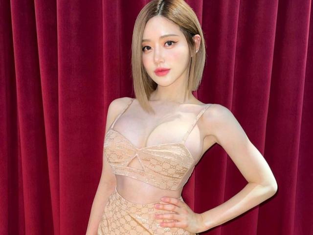 Thời trang - Nữ DJ Hàn Quốc mặc váy cut out "gây sốt" trên tạp chí đàn ông