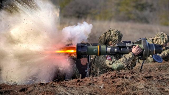 Binh sĩ Ukraine khai hỏa vũ khí chống tăng NLAW do Anh cung cấp. Ảnh: AP