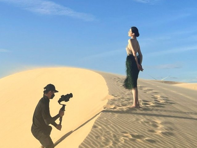 Lương Thùy Linh diện váy Lê Thanh Hòa, phơi nắng nhiều giờ giữa đồi cát