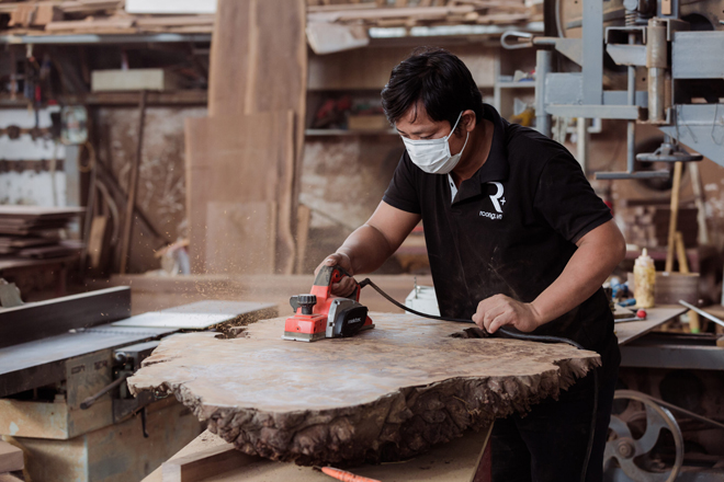 Nghệ nhân tại nhà máy sản xuất R Cộng