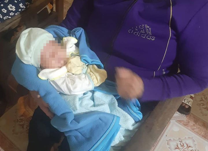 A 20-day-old girl was abandoned in a carton in front of a house - 1