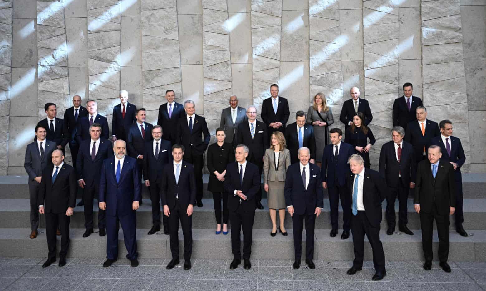 Các nhà lãnh đạo xuất hiện cùng nhau trong hội nghị thượng đỉnh NATO (ảnh: CNN)