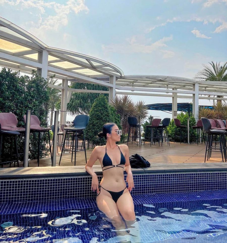 Người đẹp cao 1,7 m, số đo 84-62-94 cm. Cô cũng là một ngôi sao mạng xã hội TikTok với gần 400.000 người theo dõi. Trên các trang cá nhân, cô thường xuyên chia sẻ video hướng dẫn makeup, review các nhà hàng hạng sang.