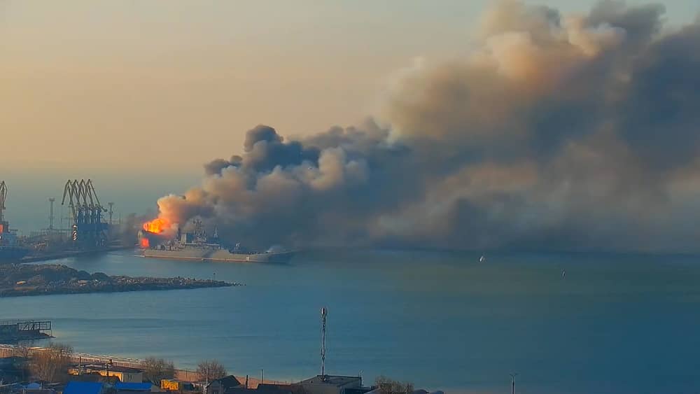 Một tàu chiến di chuyển khi cảng&nbsp;Berdyansk xảy ra hỏa hoạn (ảnh: Daily Mail)